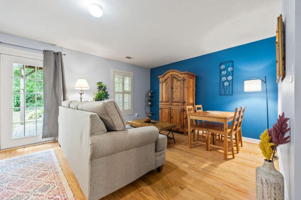 Pool and Patio, 8 minutes from Mall of Georgia!